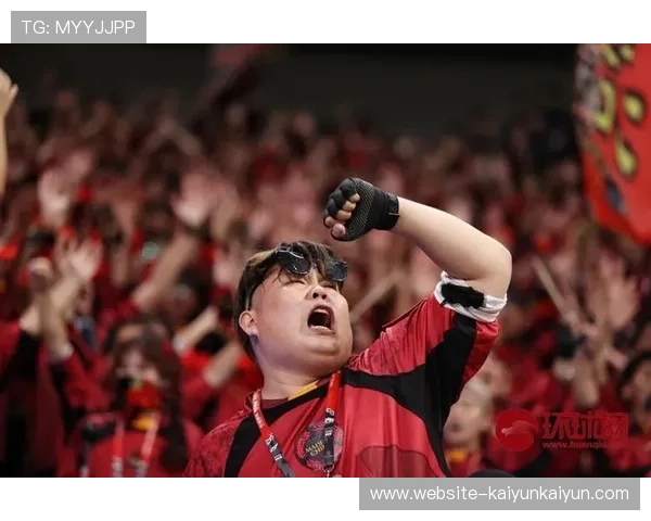 总决赛G6现场气氛热烈,球迷身着助威服呐喊。 总决赛G6现场气氛热烈,球迷身着助威服呐喊。